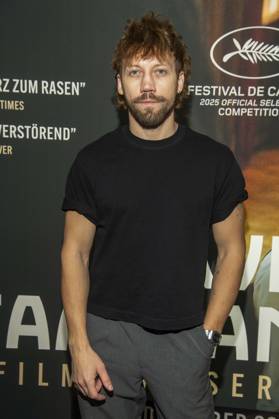 abb: Alexander Alexandrowitsch Kusnezow ist ein ukrainisch-russischer Filmschauspieler zu Gast auf dem roten Teppich bei der Berlin Premiere des Kino Films Zwei Staatsanwälte Staatsanwaelte im Cinema Paris Berlin am 17.12.2025 in Berlin Berlin Deutschland