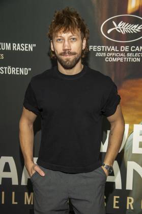 abb: Alexander Alexandrowitsch Kusnezow ist ein ukrainisch-russischer Filmschauspieler zu Gast auf dem roten Teppich bei der Berlin Premiere des Kino Films Zwei Staatsanwälte Staatsanwaelte im Cinema Paris Berlin am 17.12.2025 in Berlin Berlin Deutschland