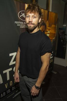 abb: Alexander Alexandrowitsch Kusnezow ist ein ukrainisch-russischer Filmschauspieler zu Gast auf dem roten Teppich bei der Berlin Premiere des Kino Films Zwei Staatsanwälte Staatsanwaelte im Cinema Paris Berlin am 17.12.2025 in Berlin Berlin Deutschland