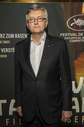 abb: Sergei Loznitsa ist ein ukrainischer Filmregisseur und Drehbuchautor zu Gast auf dem roten Teppich bei der Berlin Premiere des Kino Films Zwei Staatsanwälte Staatsanwaelte im Cinema Paris Berlin am 17.12.2025 in Berlin Berlin Deutschland