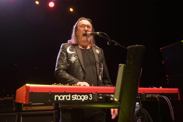 Slade performing at Shepherd™s Bush Empire LONDON, ENGLAND - DECEMBER 17: Russell Keefe of ™Slade™ performing at Shepherd™s Bush Empire on December 17, 2025 in London, England. CAP MAR MAR Great Britain Copyright: xMartinxHarris CapitalxPicturesx