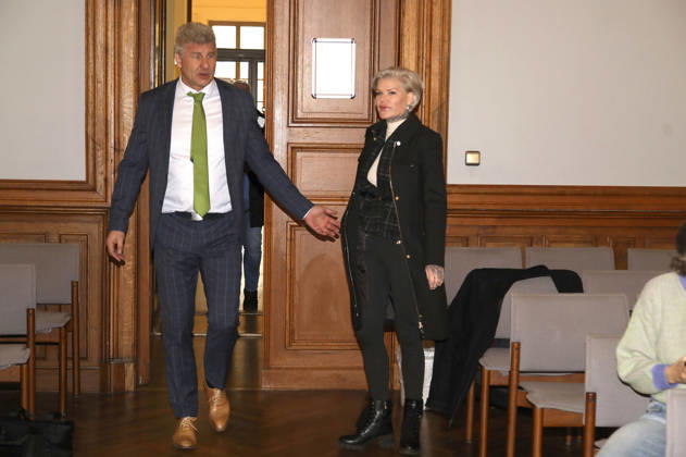 Melanie Müller mit ihrem Anwalt Adrian Stahl beim Berufungsprozess wegen Verwendens von Kennzeichen verfassungswidriger und terroristischer Organisationen im Amtsgericht Leipzig. Leipzig, 18.12.2025