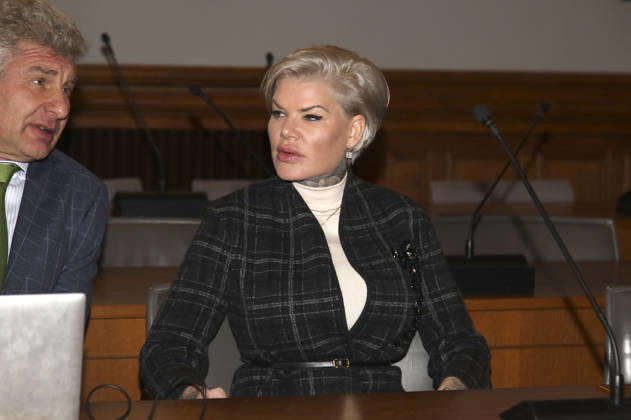 Melanie Müller beim Berufungsprozess wegen Verwendens von Kennzeichen verfassungswidriger und terroristischer Organisationen im Amtsgericht Leipzig. Leipzig, 18.12.2025