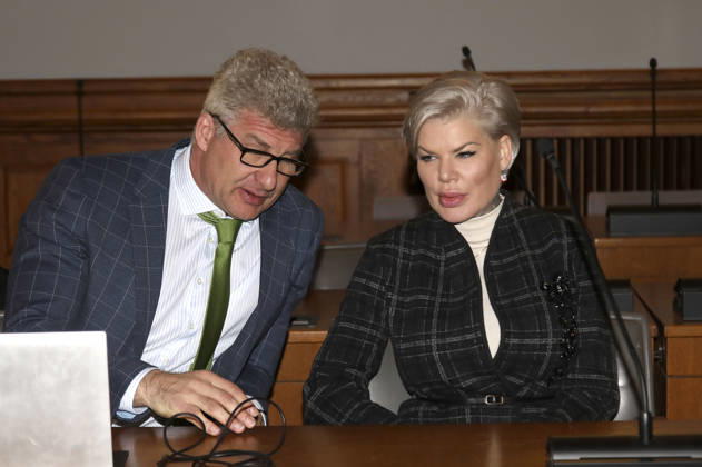 Melanie Müller mit ihrem Anwalt Adrian Stahl beim Berufungsprozess wegen Verwendens von Kennzeichen verfassungswidriger und terroristischer Organisationen im Amtsgericht Leipzig. Leipzig, 18.12.2025