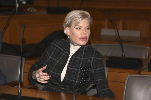 Melanie Müller beim Berufungsprozess wegen Verwendens von Kennzeichen verfassungswidriger und terroristischer Organisationen im Amtsgericht Leipzig. Leipzig, 18.12.2025