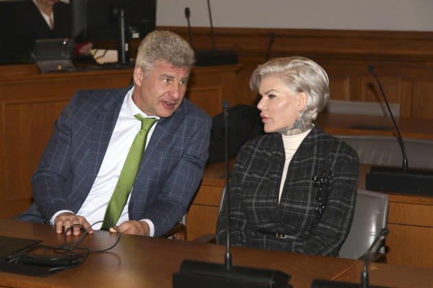 Melanie Müller mit ihrem Anwalt Adrian Stahl beim Berufungsprozess wegen Verwendens von Kennzeichen verfassungswidriger und terroristischer Organisationen im Amtsgericht Leipzig. Leipzig, 18.12.2025