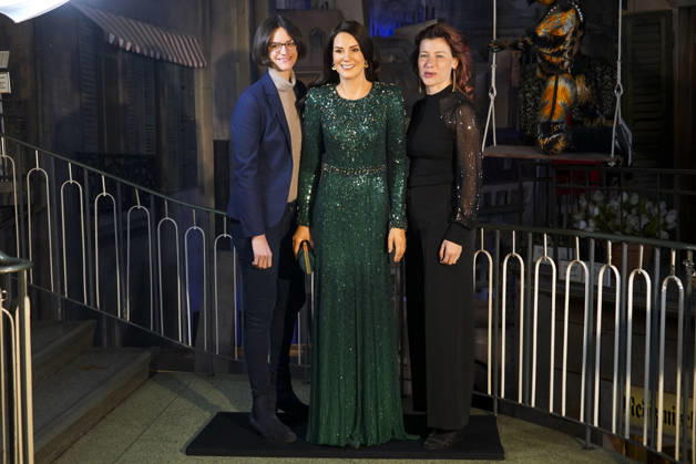 Entertainment Bilder des Tages cntv: HRH Catherine, Princess of Wales, GCVO, CH, Catherine Fuerstin von Wales steht als neue Figur im Hamburger Wachsfigurenkabinett, dem Panoptikum auf der Reeperbahn auf St.Pauli Die Nachbildung auis Wachs von Catherine, Prinzessin von Wales, in der mitte neben Susanne Faerber Panoptikum Geschaefstfuehrerin und Lisa Buescher Figurenbauerin des Panoptikum am 18.12.2025 in Hamburg Hamburg Deutschland