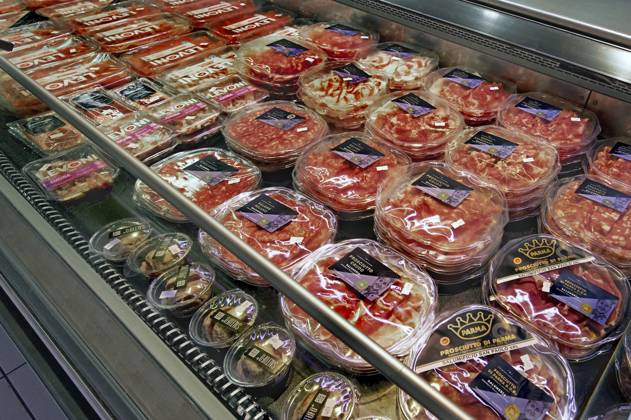In Plastik verpackte Wurtswaren im Supermarkt, Allgäu, Bayern, Deutschland Sausages wrapped in plastic in a supermarket, Allgäu, Bavaria, Germany Copyright: imageBROKER ManfredxBail iblabc15905302.jpg