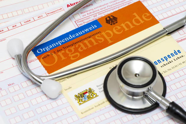 Organspende Ein Stethoskop liegt auf eiem Organspende-Ausweis als Symbolbild für die Bereitschaft zur Organspende nach dem eigenen Tod