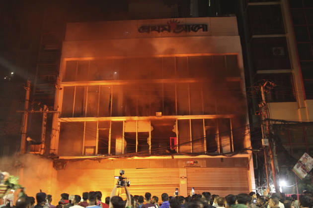 December 18, 2025, Dhaka, Dhaka, Bangladesh: Protesters set fires at the offices of Bangladesh s leading daily newspapers Prothom Alo and The Daily Star in Dhaka, Bangladesh, on 19 December 2025, after news spread of the death of Inkilab Mancha convener Sharif Osman Hadi. Dhaka Bangladesh - ZUMAj163 20251218_zip_j163_003 Copyright: xAbuxSufianxJewelx