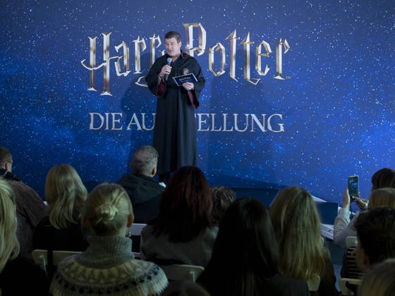 Paul Zaller (President und CEO von Imagine Exhibitions, Inc) während der Ausstellungseröffnung Harry Potter: Die Ausstellung im Erlwein Forum in Dresden. Es ist die bisher umfangreichste Zusammenstellung von Harry Potter -Filmrequisiten und Kostümen. Harry Potter - The Exhibition ist noch bis zum 3.Mai 2026 zu erleben.