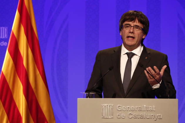 Aftermath of the Catalonia s illegitimate Independence referendum BARCELONA, SPAIN - OCTOBER 02: The President of Catalonia Carles Puigdemont (C) holds a press conference after a meeting with the members of the Catalan government at the Catalonian parliament building, also known as Palau de la Generalitat in Barcelona, Spain on October 02, 2017 after the controversial Catalonia s illegitimate independence referendum. Spanish government does not recognize the referendum Catalonia Spain. Editorial use only. Please get in touch for any other usage.  Copyright: x2025xAnadoluxBurakxAkbulutx