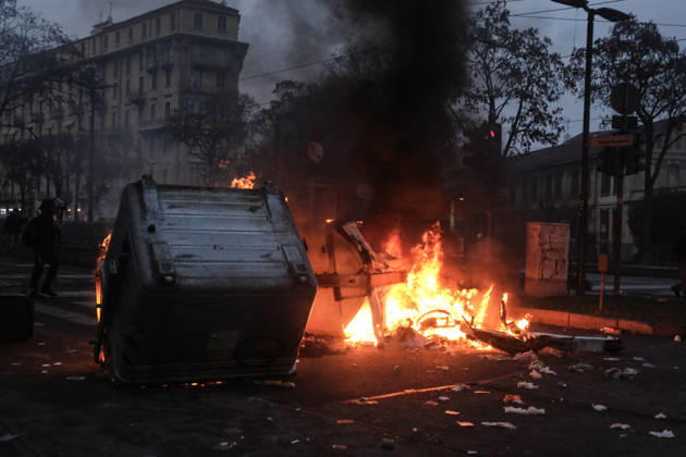 December 20, 2025, Turin, Piedmont, Italy: In Turin, on December 20, thousands of demonstrators protest against the eviction of the Askatasuna social center, which has been active for thirty years. The march attempts to reach the building but encounters a massive deployment of police forces who use tear gas and water cannons to disperse the crowd. Garbage cans, used as barricades, catch fire. The march then continues, while the organizers promise new demonstrations in the coming weeks. Turin Italy - ZUMAs377 20251220_znp_s377_002 Copyright: xPietroxStariccox