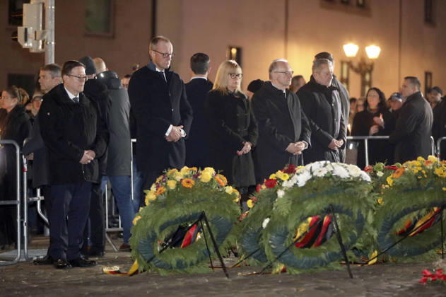Friedrich Merz, Simone Borris und Reiner Haseloff bei einer Kranzniederlegung in Gedenken an die Opfer ein Jahr nach dem Anschlag auf den Weihnachtsmarkt vor der Johanniskirche. Magdeburg, 20.12.2025