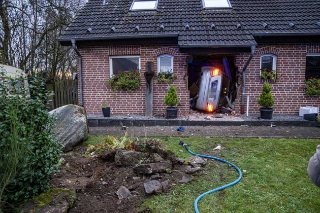 Auto kracht in Geldern in Haus ** NUR FÜR REDAKTIONELLE ZWECKE ** EDITORIAL USE ONLY **<p>Ein PKW steht am 20.12.2025 auf der Seite in einem Hausflur in Geldern. Vorher wurde ein 7 t schwerer Findling zur Seite geschoben. Foto : Arnulf Stoffel Funke Foto Services < p> Buntes Deutschland NRW Geldern Copyright: ArnulfxStoffel