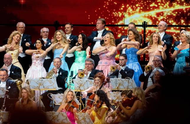 MAASTRICHT The orchestra during the last of André Rieu s six Christmas concerts at the MECC. Rieu is accompanied by his Johann Strauss Orchestra, soloists, dancers, and skaters. ANP IRIS VAN DEN BROEK netherlands out - belgium out  Copyright: xx x545517021x originalFilename: 545517021.jpg