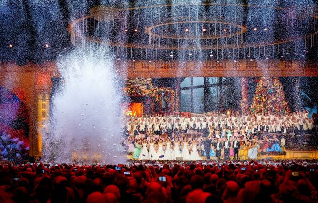 MAASTRICHT - Snow during Let It Snow, the last of André Rieu s six Christmas concerts at the MECC. Rieu is accompanied by his Johann Strauss Orchestra, soloists, dancers, and skaters. ANP IRIS VAN DEN BROEK netherlands out - belgium out  Copyright: xx x545521624x originalFilename: 545521624.jpg