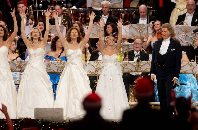 MAASTRICHT Emma Kok (right) during the last of André Rieu s six Christmas concerts at the MECC. Rieu is accompanied by his Johann Strauss Orchestra, soloists, dancers, and skaters. ANP IRIS VAN DEN BROEK netherlands out - belgium out  Copyright: xx x545524989x originalFilename: 545524989.jpg