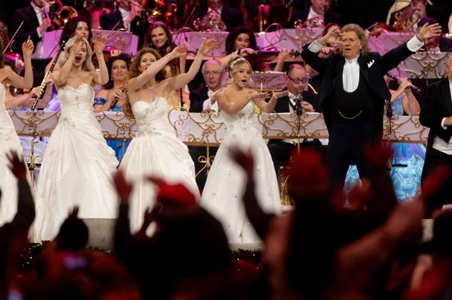 MAASTRICHT Emma Kok (right) during the last of André Rieu s six Christmas concerts at the MECC. Rieu is accompanied by his Johann Strauss Orchestra, soloists, dancers, and skaters. ANP IRIS VAN DEN BROEK netherlands out - belgium out  Copyright: xx x545525123x originalFilename: 545525123.jpg