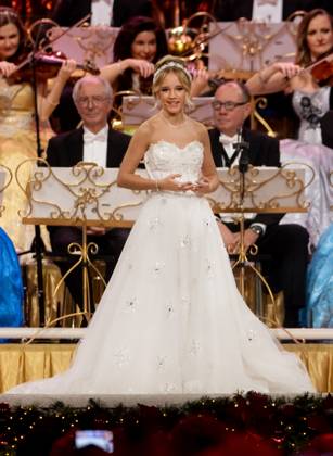 MAASTRICHT Emma Kok during the last of André Rieu s six Christmas concerts at the MECC. Rieu is accompanied by his Johann Strauss Orchestra, soloists, dancers, and skaters. ANP IRIS VAN DEN BROEK netherlands out - belgium out  Copyright: xx x545525324x originalFilename: 545525324.jpg