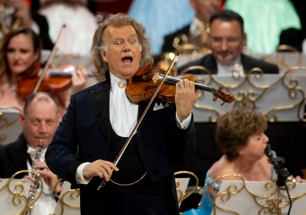 MAASTRICHT Violinist and conductor Andre Rieu during the last of his six Christmas concerts at the MECC. Rieu is accompanied by his Johann Strauss Orchestra, soloists, dancers, and skaters. ANP IRIS VAN DEN BROEK netherlands out - belgium out  Copyright: xx x545530059x originalFilename: 545530059.jpg