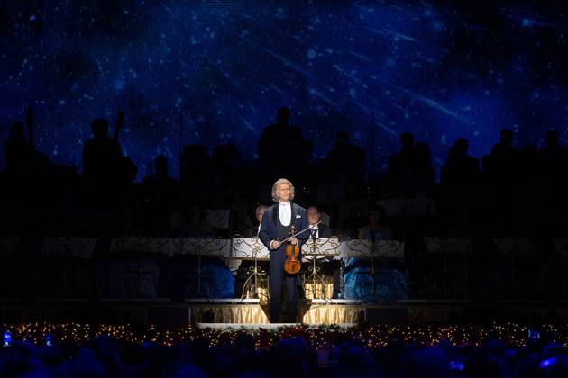 MAASTRICHT Violinist and conductor Andre Rieu during the last of his six Christmas concerts at the MECC. Rieu is accompanied by his Johann Strauss Orchestra, soloists, dancers, and skaters. ANP IRIS VAN DEN BROEK netherlands out - belgium out  Copyright: xx x545530442x originalFilename: 545530442.jpg
