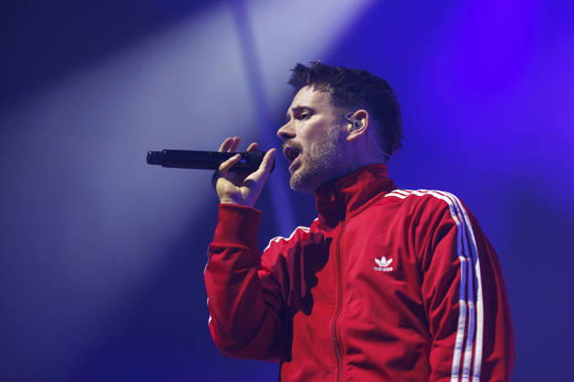 Sänger Johannes Strate von der Band Revolverheld bei einem Konzert im Rahmen ihrer Tour im Palladium. Köln, 21.12.2025 NRW Deutschland Copyright: xChristophxHardtx
