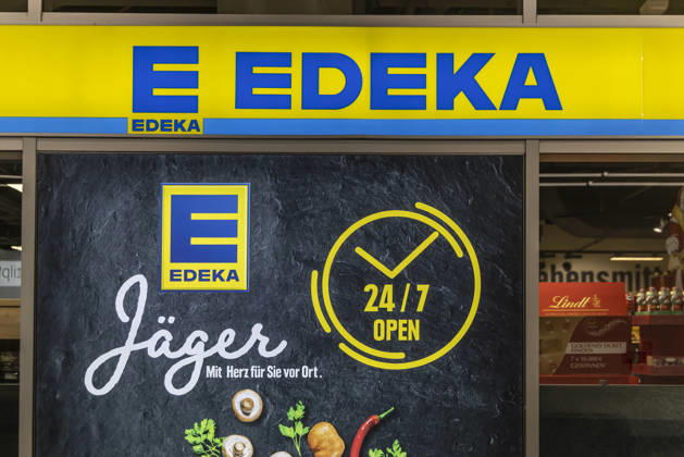 Supermarkt der Marke EDEKA am Flughafen Stuttgart. Geöffnet ist er rund um die Uhr an sieben Tagen in der Woche 24 7. 15.12.2025. Stuttgart, Baden-Württemberg, Deutschland