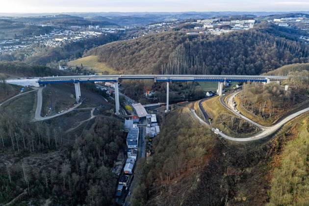 Die neue Rahmedetalbrücke der A 45 wird für den Verkehr freigegeben ** NUR FÜR REDAKTIONELLE ZWECKE ** EDITORIAL USE ONLY **<p>Luftbild der ahmedetalbrücke am 22.12.2025 in Lüdenscheid. Die Brücke wird heute für den Verkehr freigegeben. Foto : Arnulf Stoffel Funke Foto Services < p> Buntes Deutschland NRW Lüdenscheid Copyright: ArnulfxStoffel