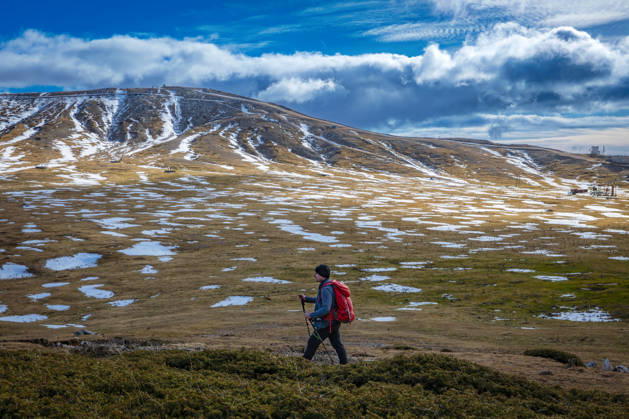 Hikers on a mountain trail. Guarcino (FR), Italy - December 21, 2025: Hiker walking in a mountainous area in the central Apennines. The landscape is characterized by wide grasslands and partially snow-covered slopes in winter. Guarcino FR Italy Copyright: xGennaroxLeonardix