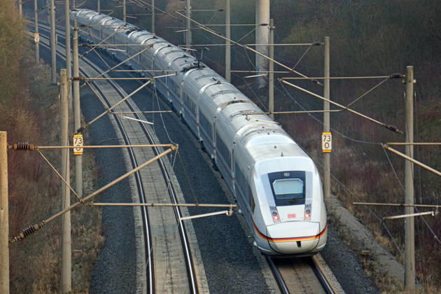Einblicke bei einer Bahnfahrt mit Start in Goettingen Hbf nach Hannover Hbf auf der ICE Strecke bei Northeim. Zugreise in Deutschland mit der Bahn im ICE.