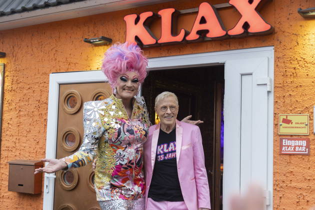Der Dresdner Multiunternehmer Wolfgang Wolle Förster (re.) begrüßt Dragqueen Olivia Jones (li., Travestie-Kunstfigur von Oliver Knöbel, geb. 21. November 1969) vor der Nachtbar Klax in Dresden. Olivia Jones ist Stargast der Feier anläßlich des 35-jährigen Jubiläums der Nachtbar Klax in Dresden.