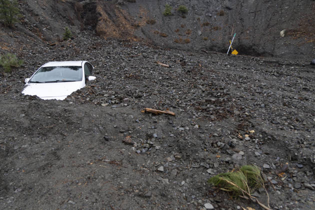 December 26, 2025, Wrightwood, California, USA: A car is engulfed in mud after a flood hit the mountain town of Wrightwood following a powerful storm in Southern California. Wrightwood USA - ZUMAh182 20251226_znp_h182_029 Copyright: xMatthewxHoenx