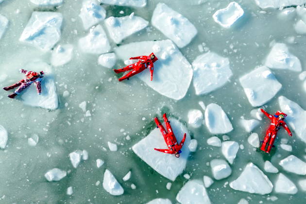 RUSSIA, VLADIVOSTOK - DECEMBER 28, 2025: People dry thermal suits enjoy the recreational activity of ice floating in Akhlyostysheva Bight at Russky Island in winter. Yuri Smityuk TASS  86758510