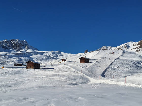 Arosa, Lenzerheide Themenbild - Schneemangel in den Alpen, Skifahren, Skifahrer auf Skipisten in der Alpenregion Arosa und Lenzerheide in Graubünden, Schweiz Themenbild - Schneemangel in den Alpen, Skifahren, Skifahrer auf Skipisten in der Alpenregion Arosa und Lenzerheide in Graubünden, Schweiz Schneemangel in den Alpen, Skifahren, Alpinski auf breiten Skipisten, Skiabfahrten in Arosa und Lenzerheide. Auf dem Bild Skifahrer, weisse Berge Gondeln der Bergbahn mit Weitblick in die Alpenregion Symbolbild, Themenbild, Featurebild Copyright: xFleigx xEibner-Pressefotox EP_dfg
