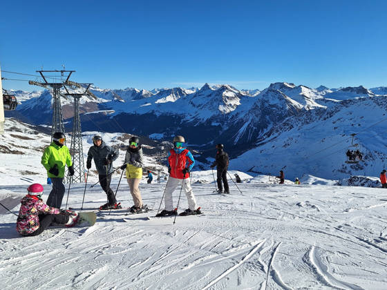 Arosa, Lenzerheide Themenbild - Schneemangel in den Alpen, Skifahren, Skifahrer auf Skipisten in der Alpenregion Arosa und Lenzerheide in Graubünden, Schweiz Themenbild - Schneemangel in den Alpen, Skifahren, Skifahrer auf Skipisten in der Alpenregion Arosa und Lenzerheide in Graubünden, Schweiz Schneemangel in den Alpen, Skifahren, Alpinski auf breiten Skipisten, Skiabfahrten in Arosa und Lenzerheide. Auf dem Bild Skifahrer, weisse Berge Gondeln der Bergbahn mit Weitblick in die Alpenregion Symbolbild, Themenbild, Featurebild Copyright: xFleigx xEibner-Pressefotox EP_dfg