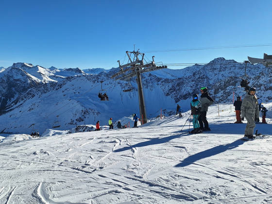Arosa, Lenzerheide Themenbild - Schneemangel in den Alpen, Skifahren, Skifahrer auf Skipisten in der Alpenregion Arosa und Lenzerheide in Graubünden, Schweiz Themenbild - Schneemangel in den Alpen, Skifahren, Skifahrer auf Skipisten in der Alpenregion Arosa und Lenzerheide in Graubünden, Schweiz Schneemangel in den Alpen, Skifahren, Alpinski auf breiten Skipisten, Skiabfahrten in Arosa und Lenzerheide. Auf dem Bild Skifahrer, weisse Berge Gondeln der Bergbahn mit Weitblick in die Alpenregion Symbolbild, Themenbild, Featurebild Copyright: xFleigx xEibner-Pressefotox EP_dfg