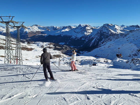 Arosa, Lenzerheide Themenbild - Schneemangel in den Alpen, Skifahren, Skifahrer auf Skipisten in der Alpenregion Arosa und Lenzerheide in Graubünden, Schweiz Themenbild - Schneemangel in den Alpen, Skifahren, Skifahrer auf Skipisten in der Alpenregion Arosa und Lenzerheide in Graubünden, Schweiz Schneemangel in den Alpen, Skifahren, Alpinski auf breiten Skipisten, Skiabfahrten in Arosa und Lenzerheide. Auf dem Bild Skifahrer, weisse Berge Gondeln der Bergbahn mit Weitblick in die Alpenregion Symbolbild, Themenbild, Featurebild Copyright: xFleigx xEibner-Pressefotox EP_dfg