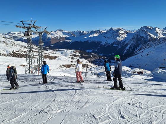 Arosa, Lenzerheide Themenbild - Schneemangel in den Alpen, Skifahren, Skifahrer auf Skipisten in der Alpenregion Arosa und Lenzerheide in Graubünden, Schweiz Themenbild - Schneemangel in den Alpen, Skifahren, Skifahrer auf Skipisten in der Alpenregion Arosa und Lenzerheide in Graubünden, Schweiz Schneemangel in den Alpen, Skifahren, Alpinski auf breiten Skipisten, Skiabfahrten in Arosa und Lenzerheide. Auf dem Bild Skifahrer, weisse Berge Gondeln der Bergbahn mit Weitblick in die Alpenregion Symbolbild, Themenbild, Featurebild Copyright: xFleigx xEibner-Pressefotox EP_dfg