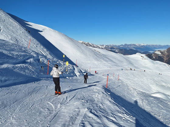 Arosa, Lenzerheide Themenbild - Schneemangel in den Alpen, Skifahren, Skifahrer auf Skipisten in der Alpenregion Arosa und Lenzerheide in Graubünden, Schweiz Themenbild - Schneemangel in den Alpen, Skifahren, Skifahrer auf Skipisten in der Alpenregion Arosa und Lenzerheide in Graubünden, Schweiz Schneemangel in den Alpen, Skifahren, Alpinski auf breiten Skipisten, Skiabfahrten in Arosa und Lenzerheide. Auf dem Bild Skifahrer, weisse Berge Gondeln der Bergbahn mit Weitblick in die Alpenregion Symbolbild, Themenbild, Featurebild Copyright: xFleigx xEibner-Pressefotox EP_dfg