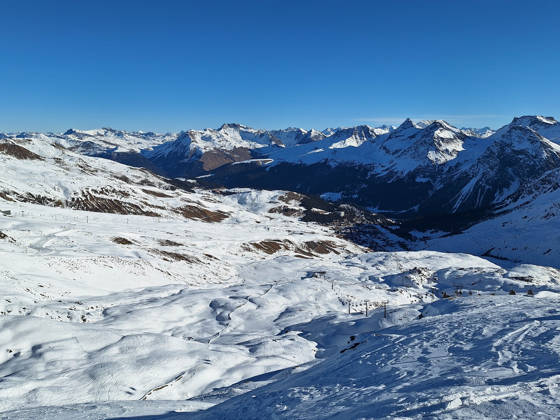 Arosa, Lenzerheide Themenbild - Schneemangel in den Alpen, Skifahren, Skifahrer auf Skipisten in der Alpenregion Arosa und Lenzerheide in Graubünden, Schweiz Themenbild - Schneemangel in den Alpen, Skifahren, Skifahrer auf Skipisten in der Alpenregion Arosa und Lenzerheide in Graubünden, Schweiz Schneemangel in den Alpen, Skifahren, Alpinski auf breiten Skipisten, Skiabfahrten in Arosa und Lenzerheide. Auf dem Bild Skifahrer, weisse Berge Gondeln der Bergbahn mit Weitblick in die Alpenregion Symbolbild, Themenbild, Featurebild Copyright: xFleigx xEibner-Pressefotox EP_dfg