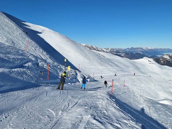 Arosa, Lenzerheide Themenbild - Schneemangel in den Alpen, Skifahren, Skifahrer auf Skipisten in der Alpenregion Arosa und Lenzerheide in Graubünden, Schweiz Themenbild - Schneemangel in den Alpen, Skifahren, Skifahrer auf Skipisten in der Alpenregion Arosa und Lenzerheide in Graubünden, Schweiz Schneemangel in den Alpen, Skifahren, Alpinski auf breiten Skipisten, Skiabfahrten in Arosa und Lenzerheide. Auf dem Bild Skifahrer, weisse Berge Gondeln der Bergbahn mit Weitblick in die Alpenregion Symbolbild, Themenbild, Featurebild Copyright: xFleigx xEibner-Pressefotox EP_dfg