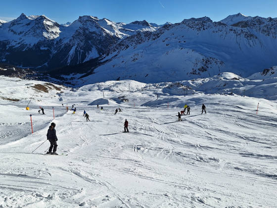 Arosa, Lenzerheide Themenbild - Schneemangel in den Alpen, Skifahren, Skifahrer auf Skipisten in der Alpenregion Arosa und Lenzerheide in Graubünden, Schweiz Themenbild - Schneemangel in den Alpen, Skifahren, Skifahrer auf Skipisten in der Alpenregion Arosa und Lenzerheide in Graubünden, Schweiz Schneemangel in den Alpen, Skifahren, Alpinski auf breiten Skipisten, Skiabfahrten in Arosa und Lenzerheide. Auf dem Bild Skifahrer, weisse Berge Gondeln der Bergbahn mit Weitblick in die Alpenregion Symbolbild, Themenbild, Featurebild Copyright: xFleigx xEibner-Pressefotox EP_dfg