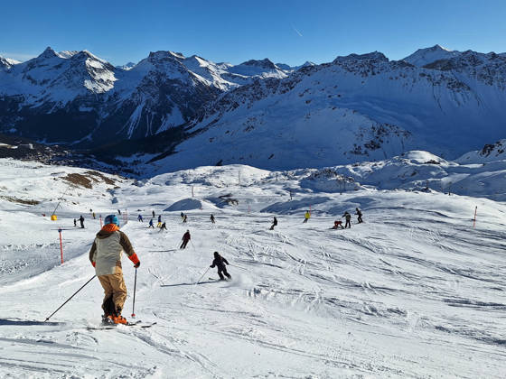 Arosa, Lenzerheide Themenbild - Schneemangel in den Alpen, Skifahren, Skifahrer auf Skipisten in der Alpenregion Arosa und Lenzerheide in Graubünden, Schweiz Themenbild - Schneemangel in den Alpen, Skifahren, Skifahrer auf Skipisten in der Alpenregion Arosa und Lenzerheide in Graubünden, Schweiz Schneemangel in den Alpen, Skifahren, Alpinski auf breiten Skipisten, Skiabfahrten in Arosa und Lenzerheide. Auf dem Bild Skifahrer, weisse Berge Gondeln der Bergbahn mit Weitblick in die Alpenregion Symbolbild, Themenbild, Featurebild Copyright: xFleigx xEibner-Pressefotox EP_dfg