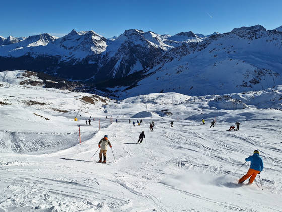 Arosa, Lenzerheide Themenbild - Schneemangel in den Alpen, Skifahren, Skifahrer auf Skipisten in der Alpenregion Arosa und Lenzerheide in Graubünden, Schweiz Themenbild - Schneemangel in den Alpen, Skifahren, Skifahrer auf Skipisten in der Alpenregion Arosa und Lenzerheide in Graubünden, Schweiz Schneemangel in den Alpen, Skifahren, Alpinski auf breiten Skipisten, Skiabfahrten in Arosa und Lenzerheide. Auf dem Bild Skifahrer, weisse Berge Gondeln der Bergbahn mit Weitblick in die Alpenregion Symbolbild, Themenbild, Featurebild Copyright: xFleigx xEibner-Pressefotox EP_dfg
