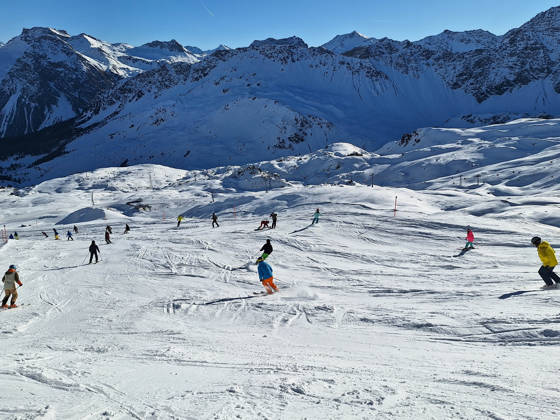 Arosa, Lenzerheide Themenbild - Schneemangel in den Alpen, Skifahren, Skifahrer auf Skipisten in der Alpenregion Arosa und Lenzerheide in Graubünden, Schweiz Themenbild - Schneemangel in den Alpen, Skifahren, Skifahrer auf Skipisten in der Alpenregion Arosa und Lenzerheide in Graubünden, Schweiz Schneemangel in den Alpen, Skifahren, Alpinski auf breiten Skipisten, Skiabfahrten in Arosa und Lenzerheide. Auf dem Bild Skifahrer, weisse Berge Gondeln der Bergbahn mit Weitblick in die Alpenregion Symbolbild, Themenbild, Featurebild Copyright: xFleigx xEibner-Pressefotox EP_dfg