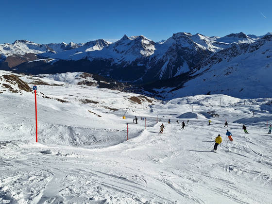 Arosa, Lenzerheide Themenbild - Schneemangel in den Alpen, Skifahren, Skifahrer auf Skipisten in der Alpenregion Arosa und Lenzerheide in Graubünden, Schweiz Themenbild - Schneemangel in den Alpen, Skifahren, Skifahrer auf Skipisten in der Alpenregion Arosa und Lenzerheide in Graubünden, Schweiz Schneemangel in den Alpen, Skifahren, Alpinski auf breiten Skipisten, Skiabfahrten in Arosa und Lenzerheide. Auf dem Bild Skifahrer, weisse Berge Gondeln der Bergbahn mit Weitblick in die Alpenregion Symbolbild, Themenbild, Featurebild Copyright: xFleigx xEibner-Pressefotox EP_dfg