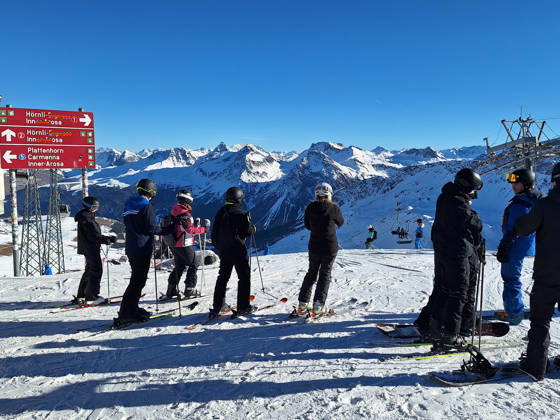 Arosa, Lenzerheide Themenbild - Schneemangel in den Alpen, Skifahren, Skifahrer auf Skipisten in der Alpenregion Arosa und Lenzerheide in Graubünden, Schweiz Themenbild - Schneemangel in den Alpen, Skifahren, Skifahrer auf Skipisten in der Alpenregion Arosa und Lenzerheide in Graubünden, Schweiz Schneemangel in den Alpen, Skifahren, Alpinski auf breiten Skipisten, Skiabfahrten in Arosa und Lenzerheide. Auf dem Bild Skifahrer, weisse Berge Gondeln der Bergbahn mit Weitblick in die Alpenregion Symbolbild, Themenbild, Featurebild Copyright: xFleigx xEibner-Pressefotox EP_dfg