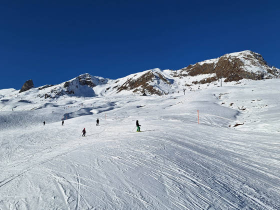 Arosa, Lenzerheide Themenbild - Schneemangel in den Alpen, Skifahren, Skifahrer auf Skipisten in der Alpenregion Arosa und Lenzerheide in Graubünden, Schweiz Themenbild - Schneemangel in den Alpen, Skifahren, Skifahrer auf Skipisten in der Alpenregion Arosa und Lenzerheide in Graubünden, Schweiz Schneemangel in den Alpen, Skifahren, Alpinski auf breiten Skipisten, Skiabfahrten in Arosa und Lenzerheide. Auf dem Bild Skifahrer, weisse Berge Gondeln der Bergbahn mit Weitblick in die Alpenregion Symbolbild, Themenbild, Featurebild Copyright: xFleigx xEibner-Pressefotox EP_dfg