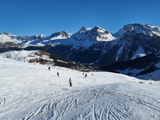Arosa, Lenzerheide Themenbild - Schneemangel in den Alpen, Skifahren, Skifahrer auf Skipisten in der Alpenregion Arosa und Lenzerheide in Graubünden, Schweiz Themenbild - Schneemangel in den Alpen, Skifahren, Skifahrer auf Skipisten in der Alpenregion Arosa und Lenzerheide in Graubünden, Schweiz Schneemangel in den Alpen, Skifahren, Alpinski auf breiten Skipisten, Skiabfahrten in Arosa und Lenzerheide. Auf dem Bild Skifahrer, weisse Berge Gondeln der Bergbahn mit Weitblick in die Alpenregion Symbolbild, Themenbild, Featurebild Copyright: xFleigx xEibner-Pressefotox EP_dfg